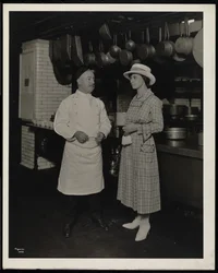 Chef Leoni e Miss Selley de Toronto na cozinha do Hotel Commodore, 1920 (impressão em gelatina de prata)
